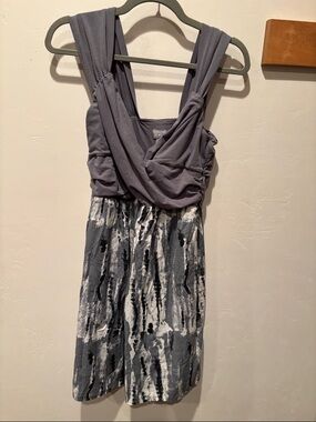 Converse Gray Sleeveless V-Neck Midi Dress with Abstract Print